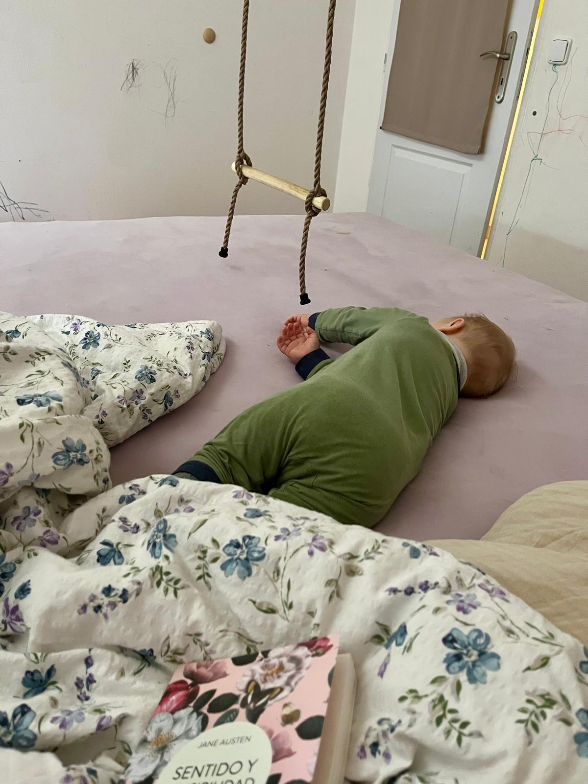 Spící dítě v pokojíčku na posteli v klidu