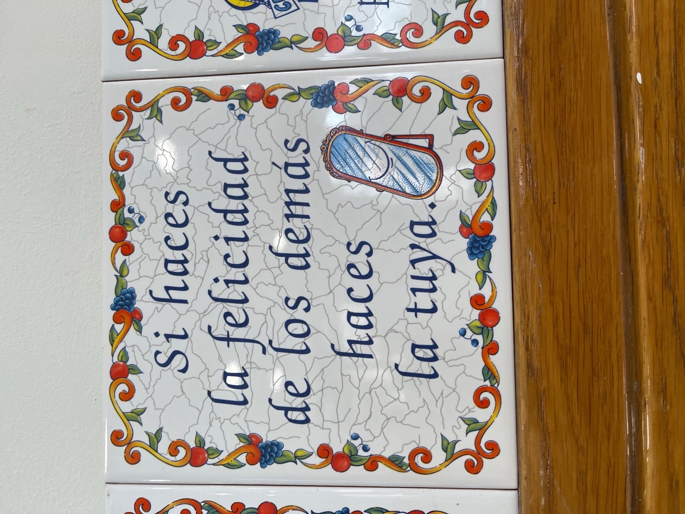 Keramická kachlička z Madridu s španělským citátem o štěstí a sobě i druhých